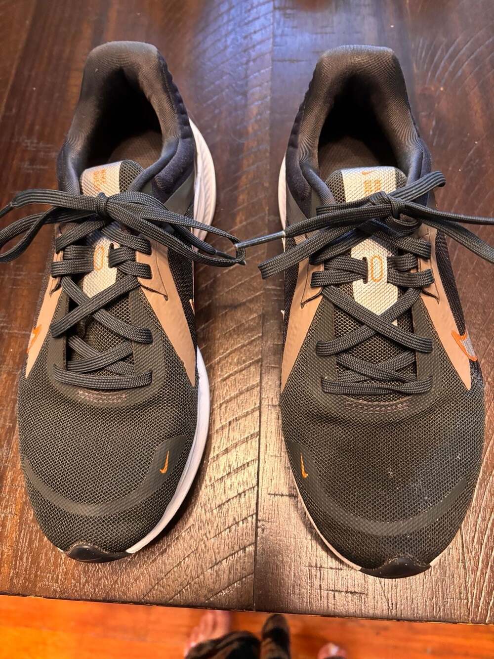 Nike Quest 5 Women's Running Shoes Black Metallic Copper DD9291-004 LEFT shoe is